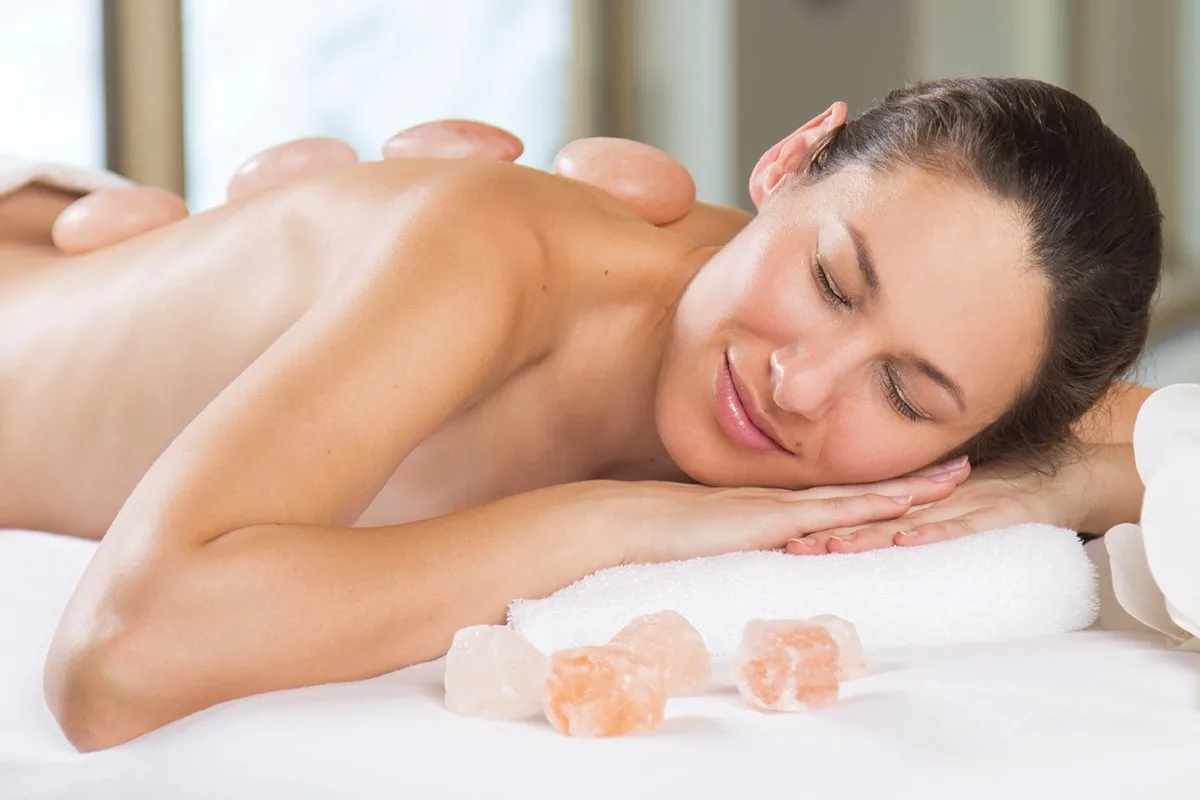 Massage aux pierres de sel chaudes de l'Himalaya